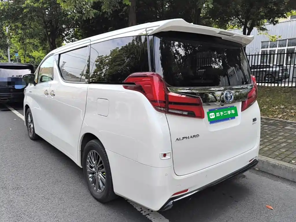 Toyota Alphard — миниатюра 5