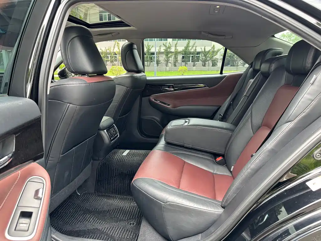 Toyota Crown — миниатюра 6