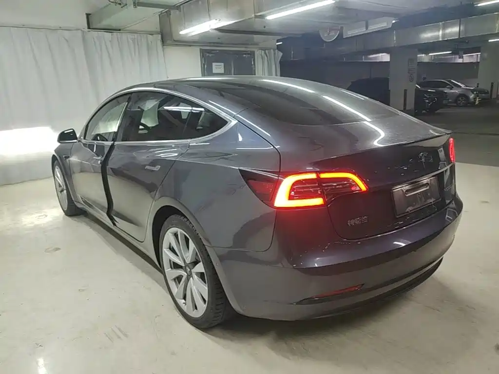 Tesla Model 3 — миниатюра 5