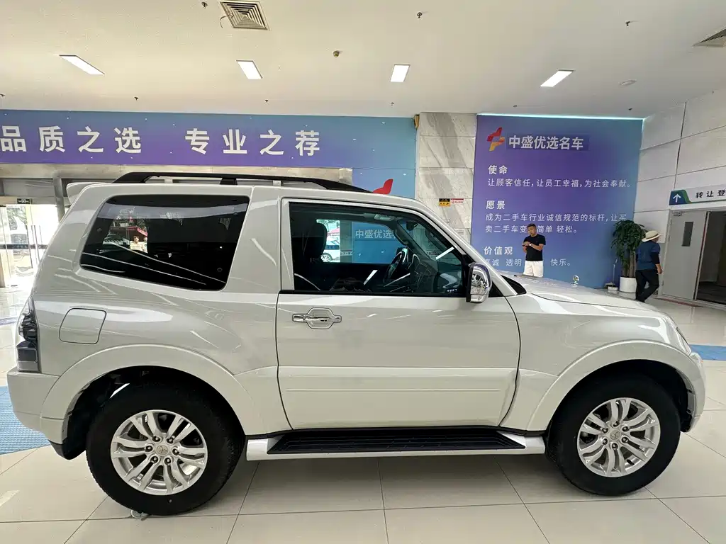 Mitsubishi Pajero (Import) — миниатюра 3