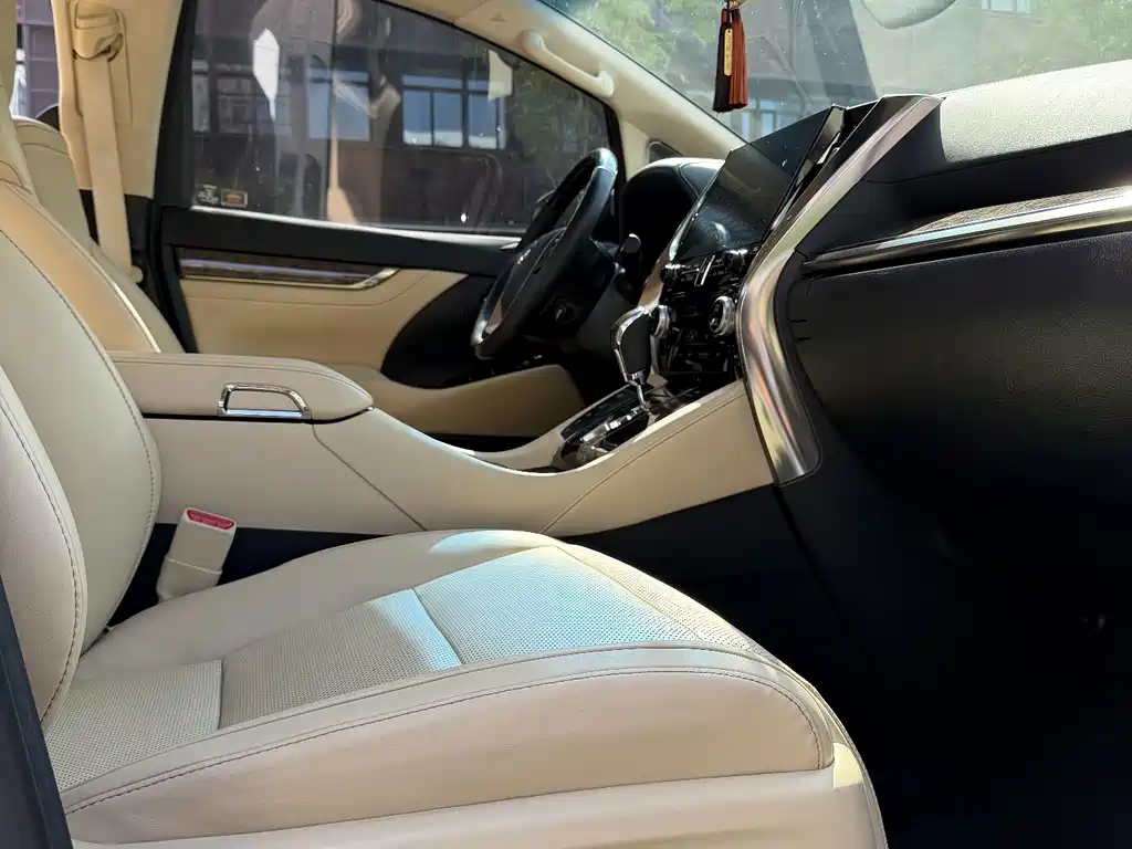 Toyota Vellfire — миниатюра 10