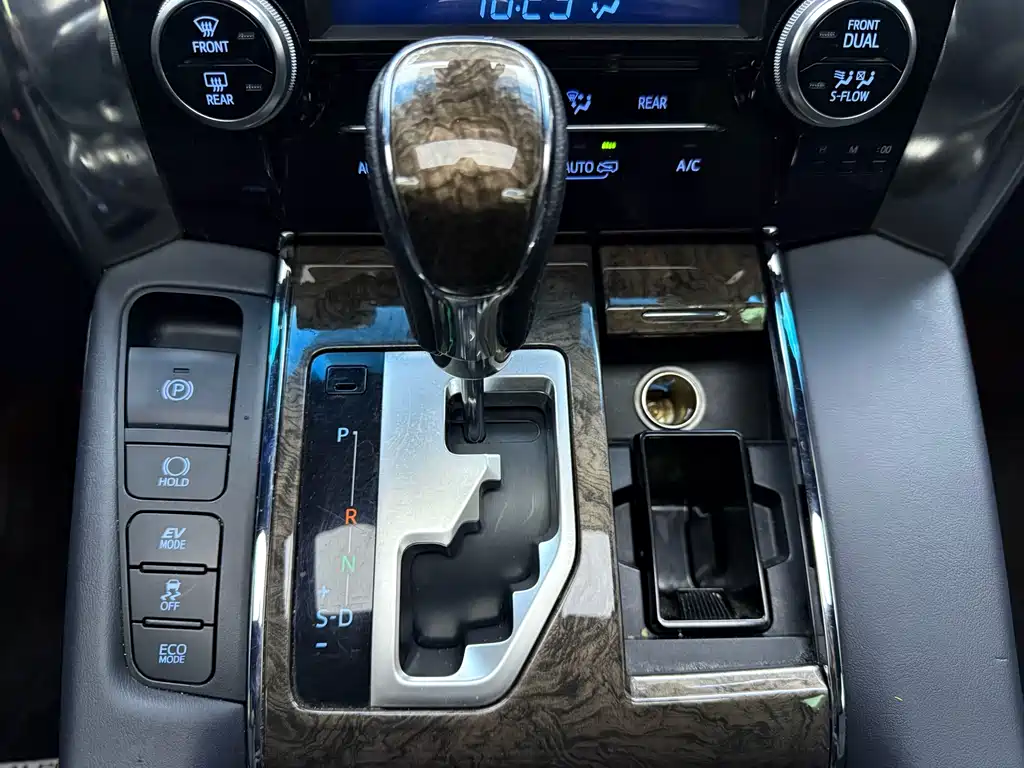 Toyota Alphard — миниатюра 16