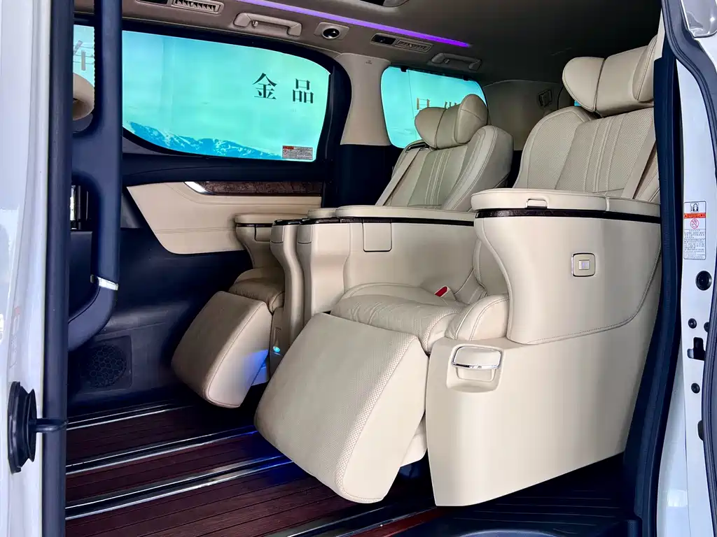 Toyota Alphard — миниатюра 10