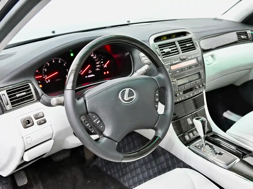 Lexus LS — миниатюра 23