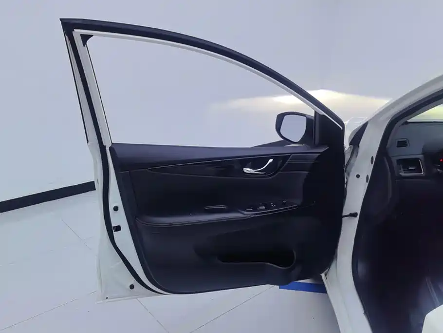 Nissan Tiida — миниатюра 7