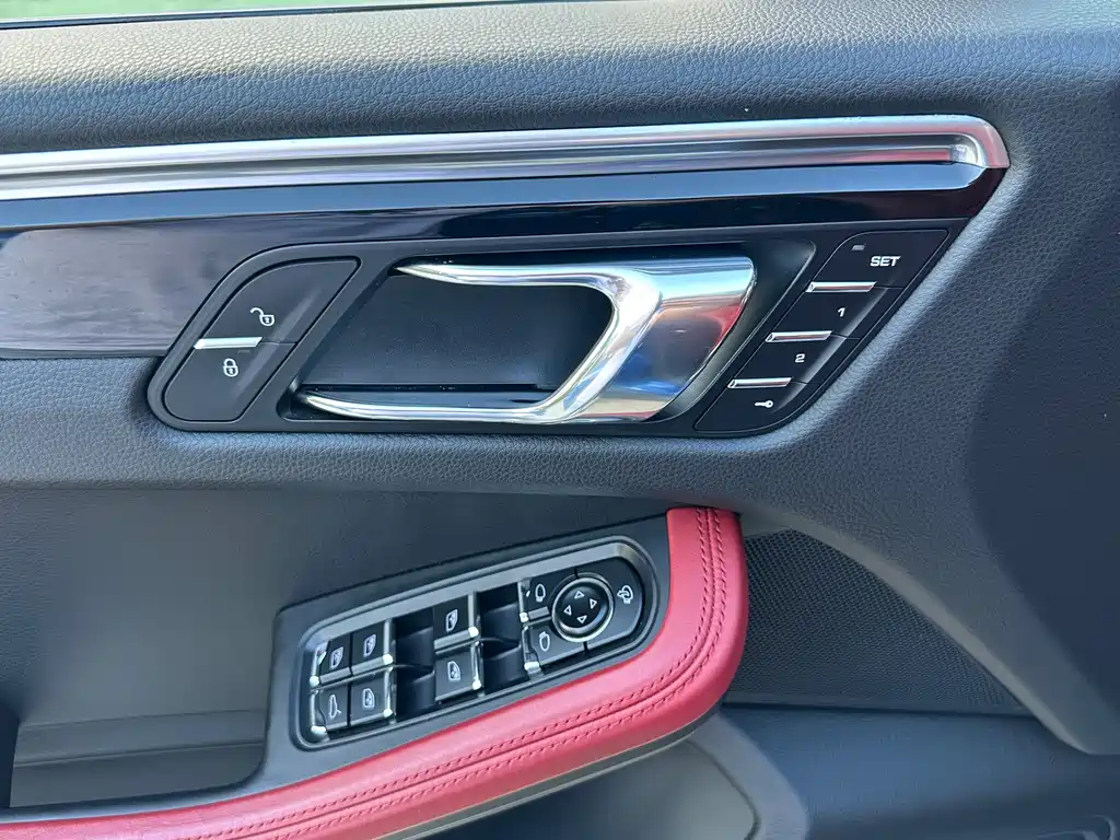 Porsche Macan — миниатюра 7