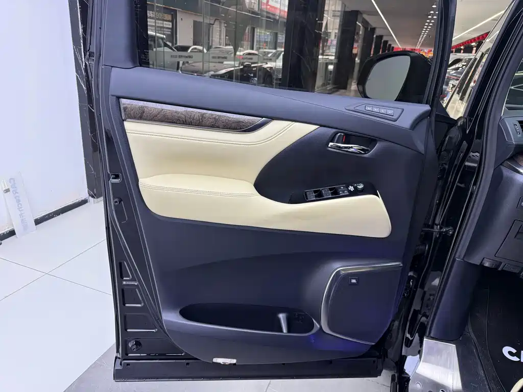 Toyota Vellfire — миниатюра 8