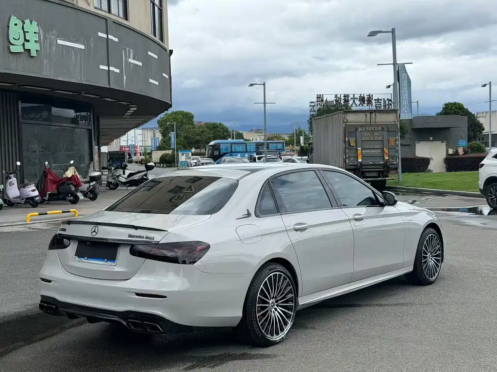 Mercedes-Benz E-Class — миниатюра 9