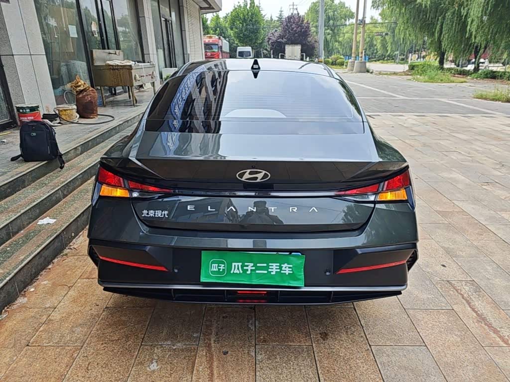 Hyundai Elantra 1.5 л 2025 г. Серебристо-серый, пробег 12700 км