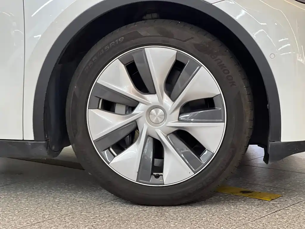 Tesla Model Y — миниатюра 17