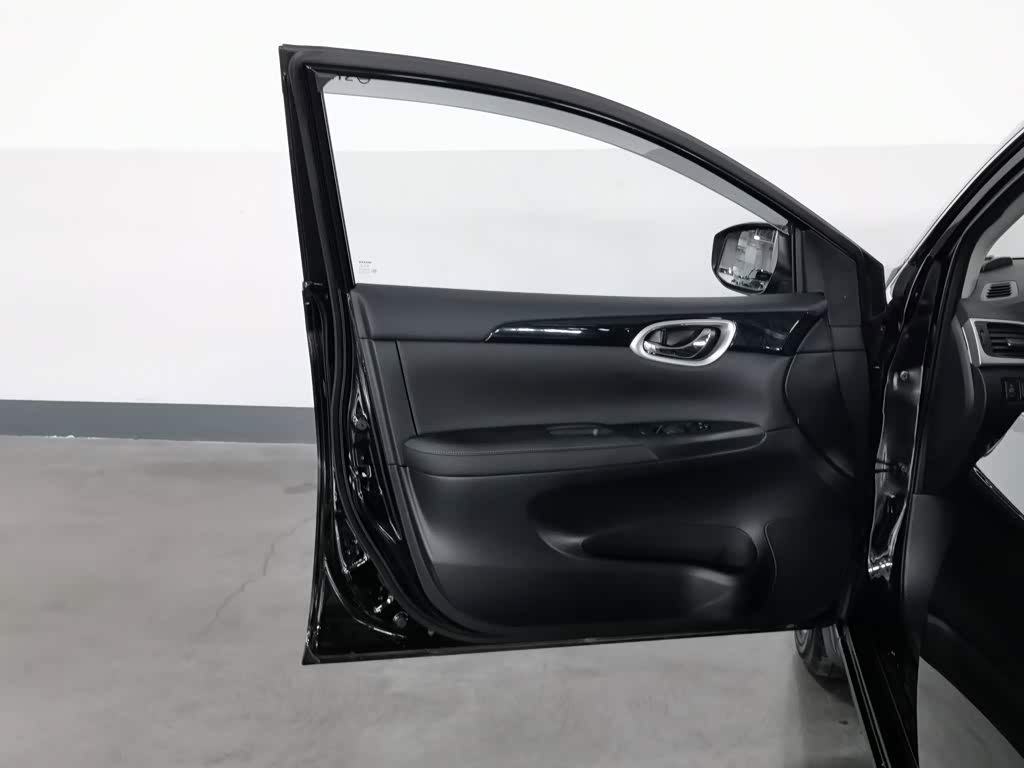 Nissan Sylphy 1.6 л 2025 г. Чёрный, пробег 7000 км