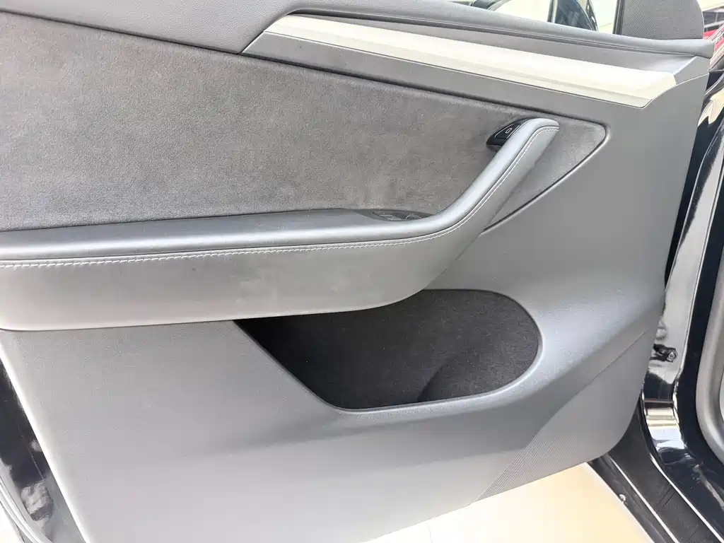 Tesla Model Y — миниатюра 14