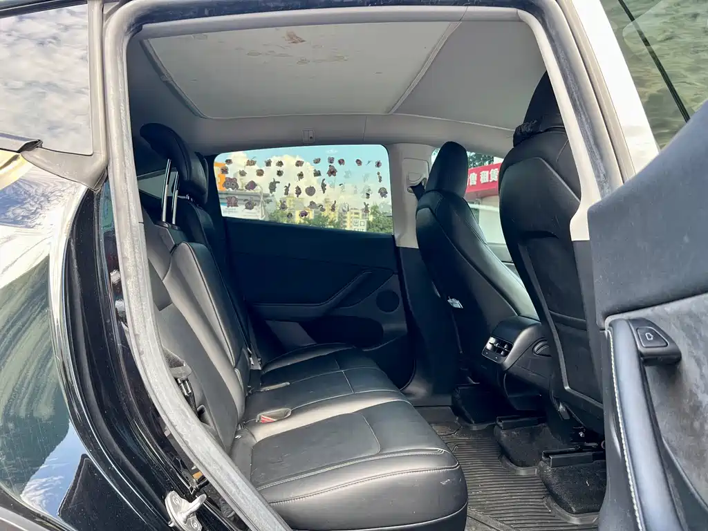 Tesla Model Y — миниатюра 8