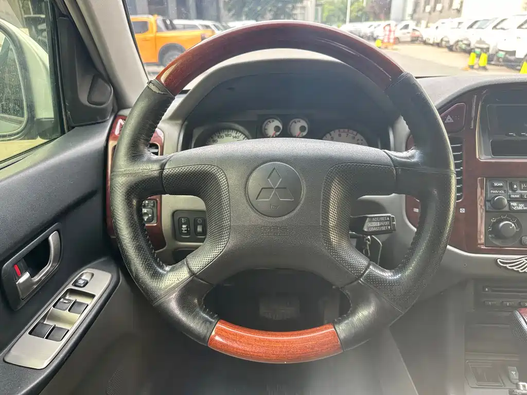 Mitsubishi Pajero — миниатюра 14