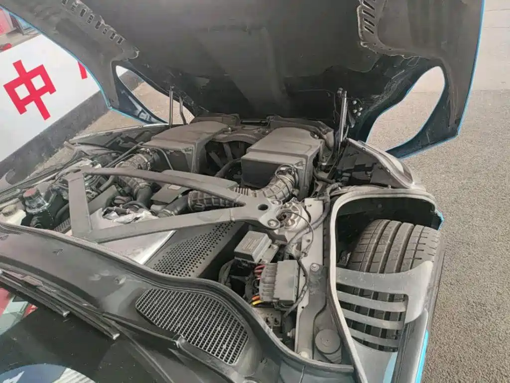 Aston Martin DB11 — миниатюра 9
