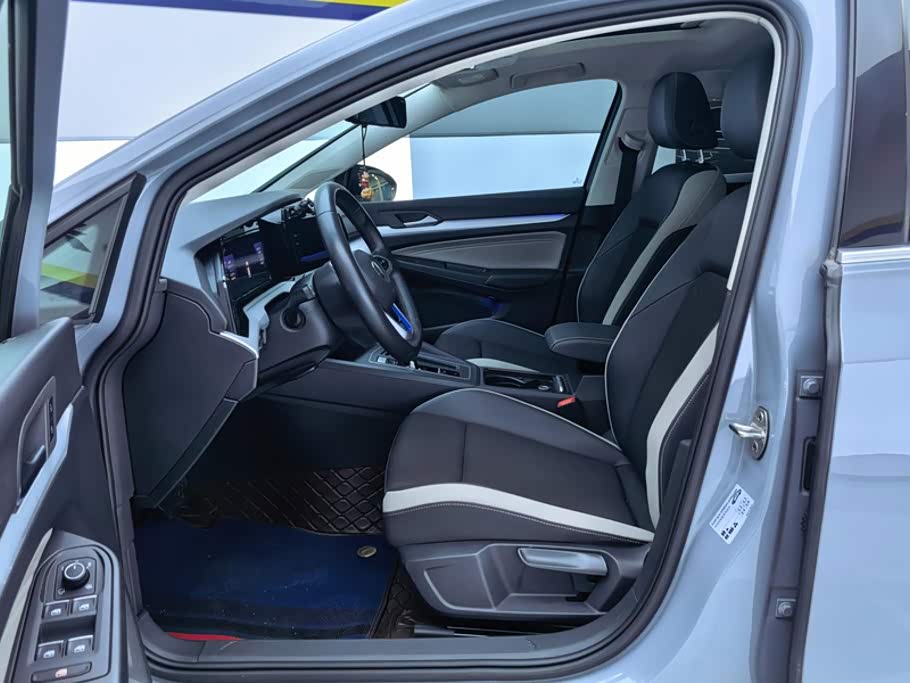 Volkswagen Golf 1.4 л 2023 г. Серебристо-серый, пробег 40800 км