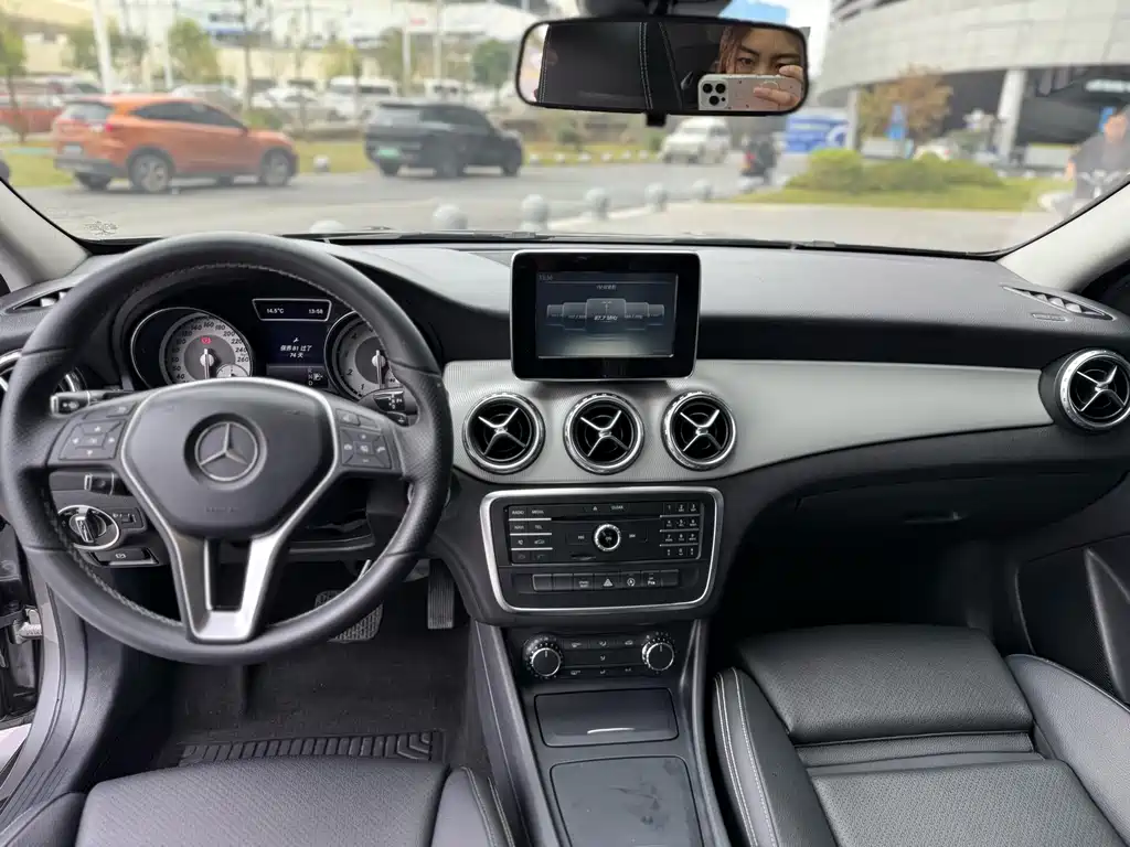 MERCEDES-BENZ GLA