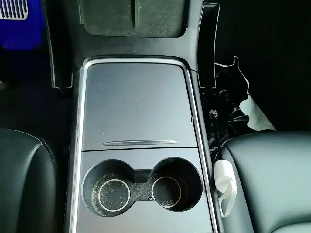 Tesla Model Y — миниатюра 15