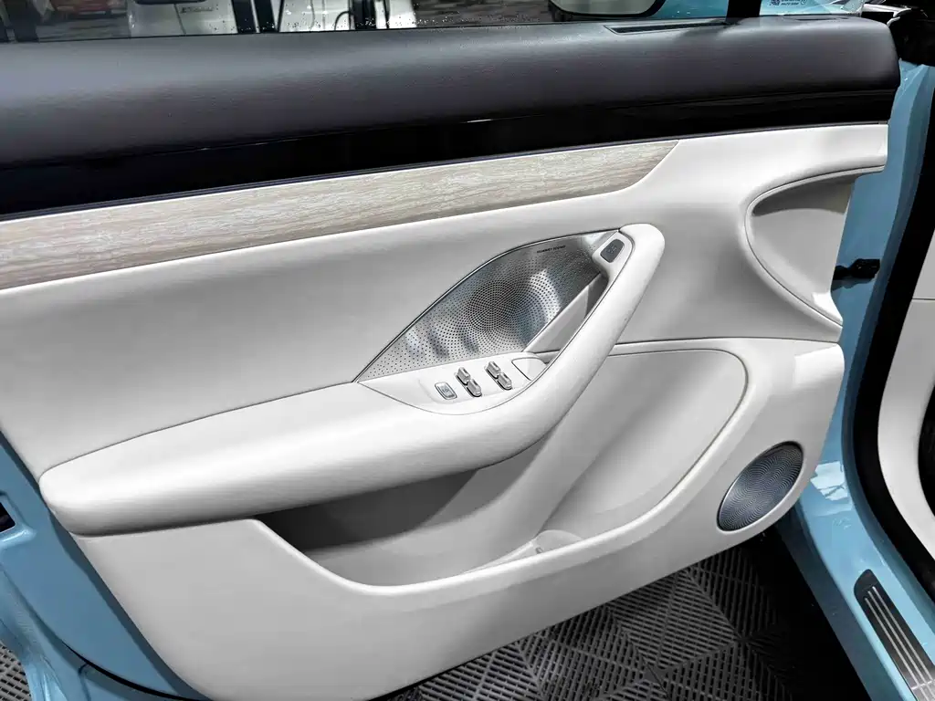 AITO WISDOM WORLD R7