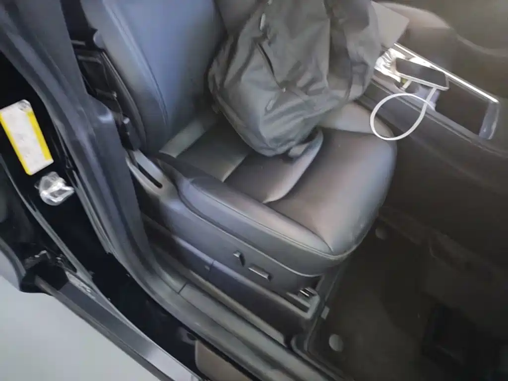 Tesla Model Y — миниатюра 25