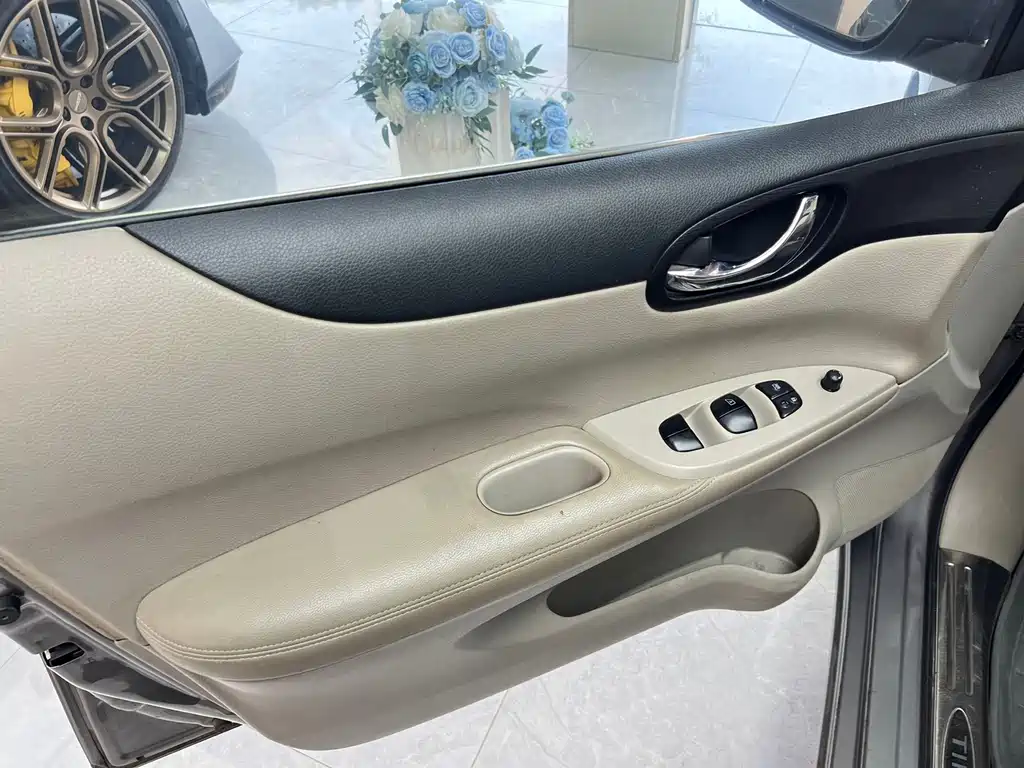 Nissan Tiida — миниатюра 17