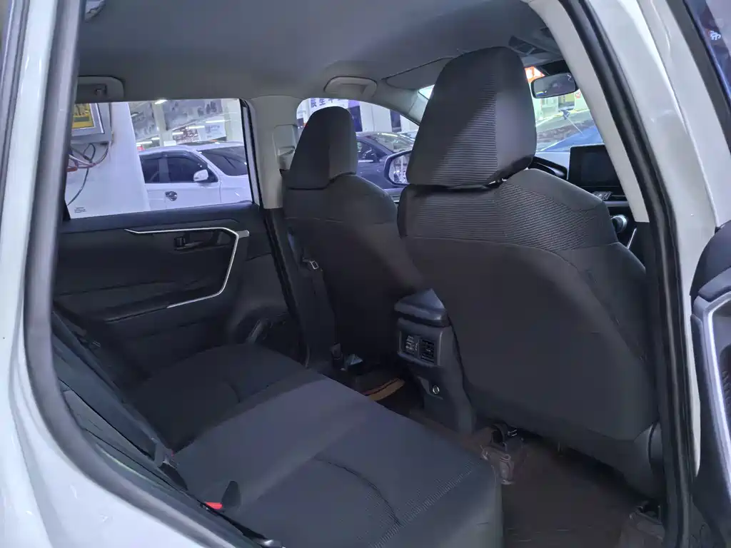 Toyota RAV4 — миниатюра 7