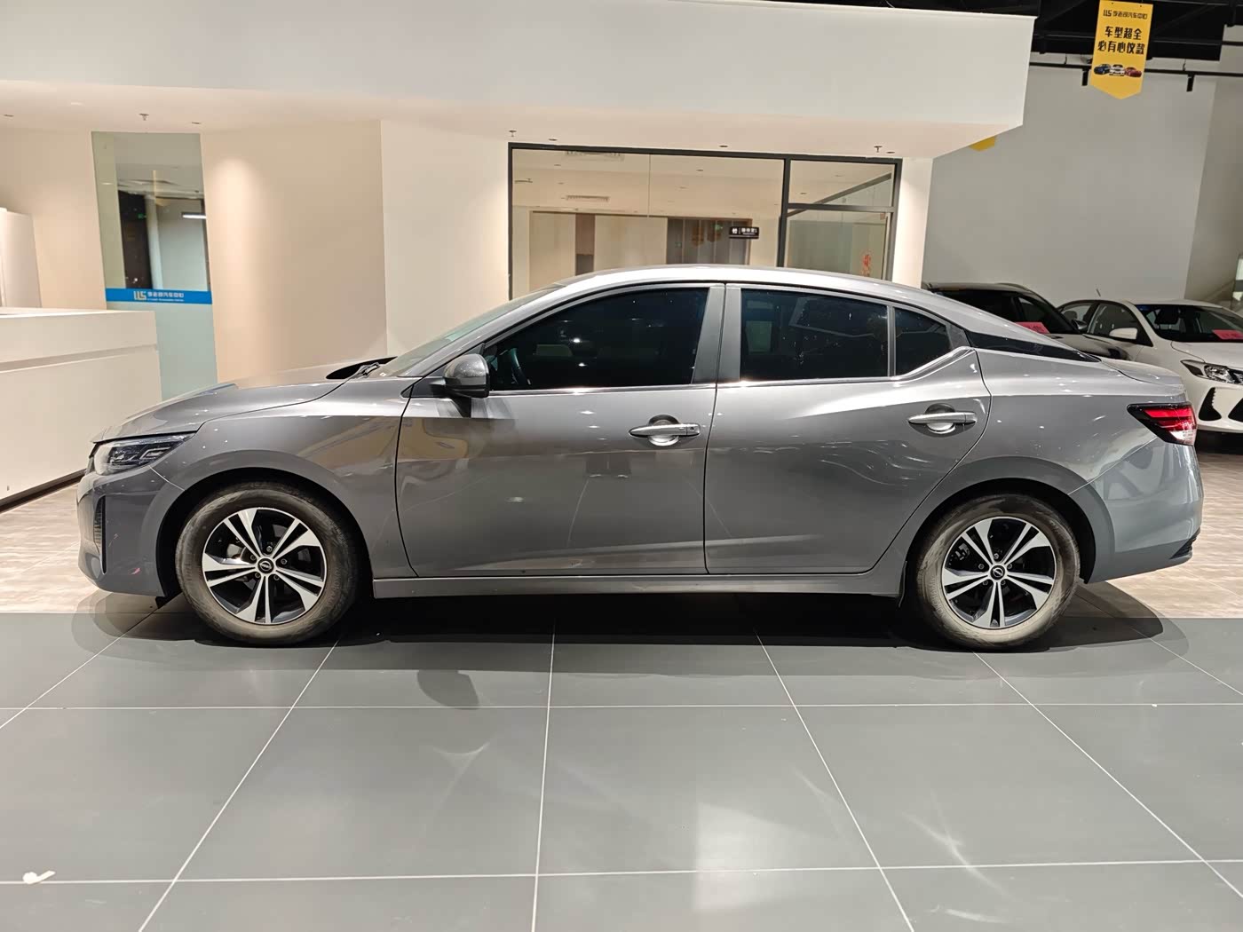 Nissan Sylphy 1.6 л 2024 г. Серебристо-серый, пробег 30000 км
