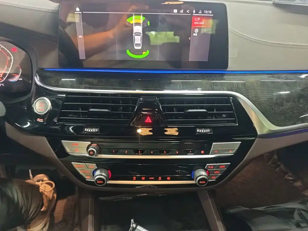 BMW 5 Series — миниатюра 13