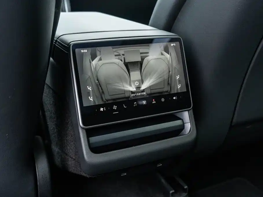Tesla Model Y — миниатюра 15