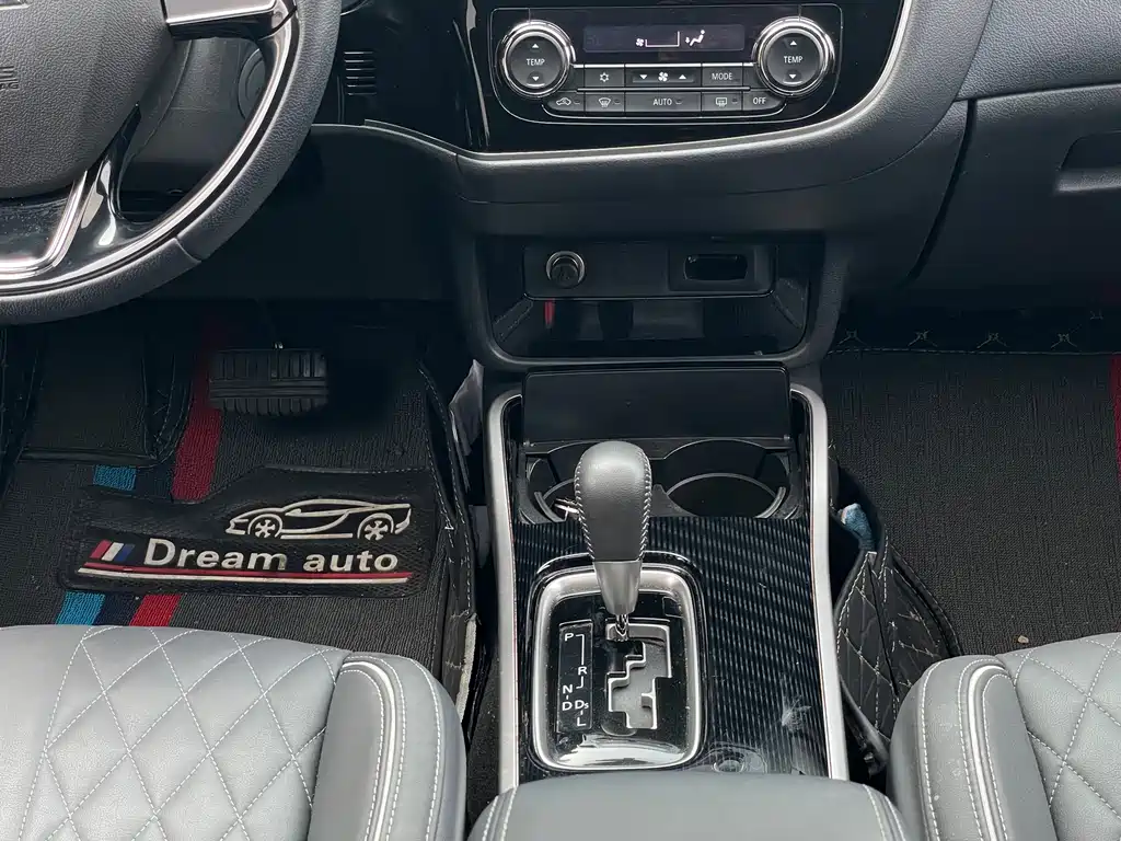 MITSUBISHI OUTLANDER