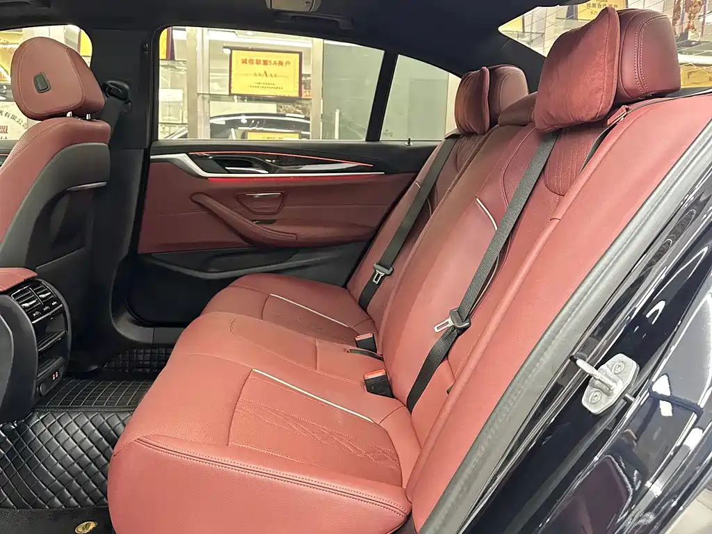 BMW 5 Series — миниатюра 9