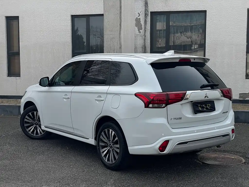 MITSUBISHI OUTLANDER