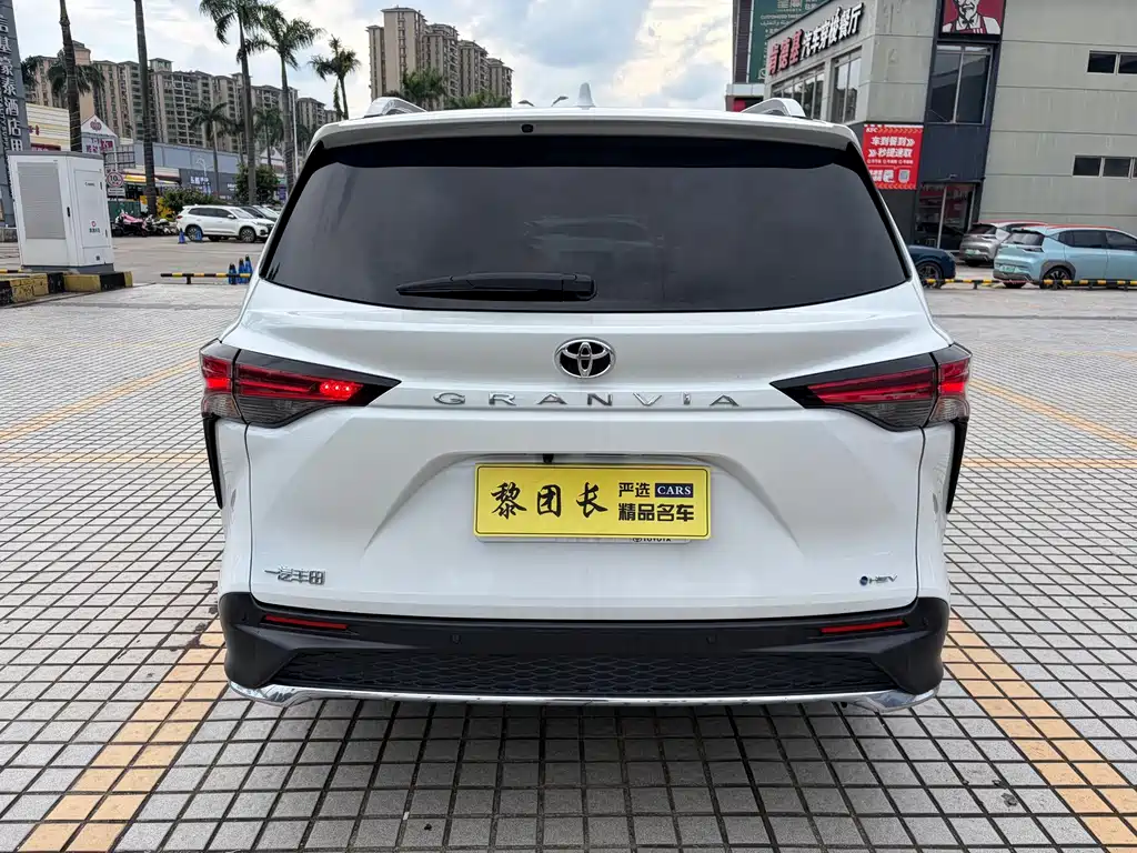 Toyota Granvia — миниатюра 7