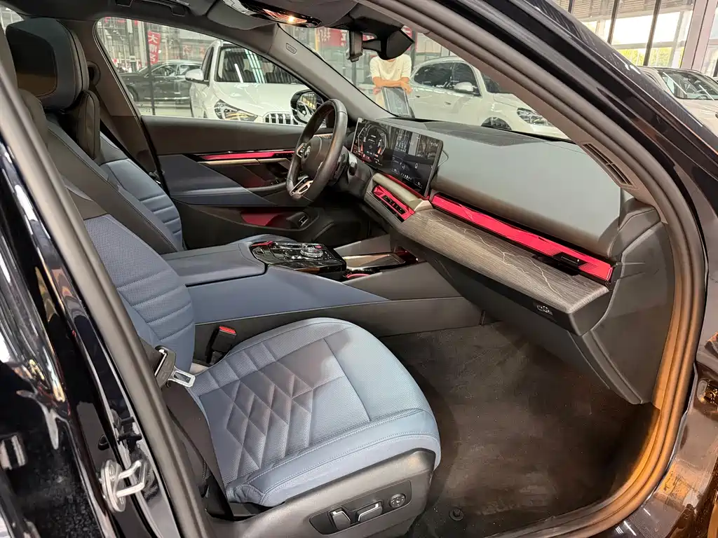 BMW 5 Series — миниатюра 7