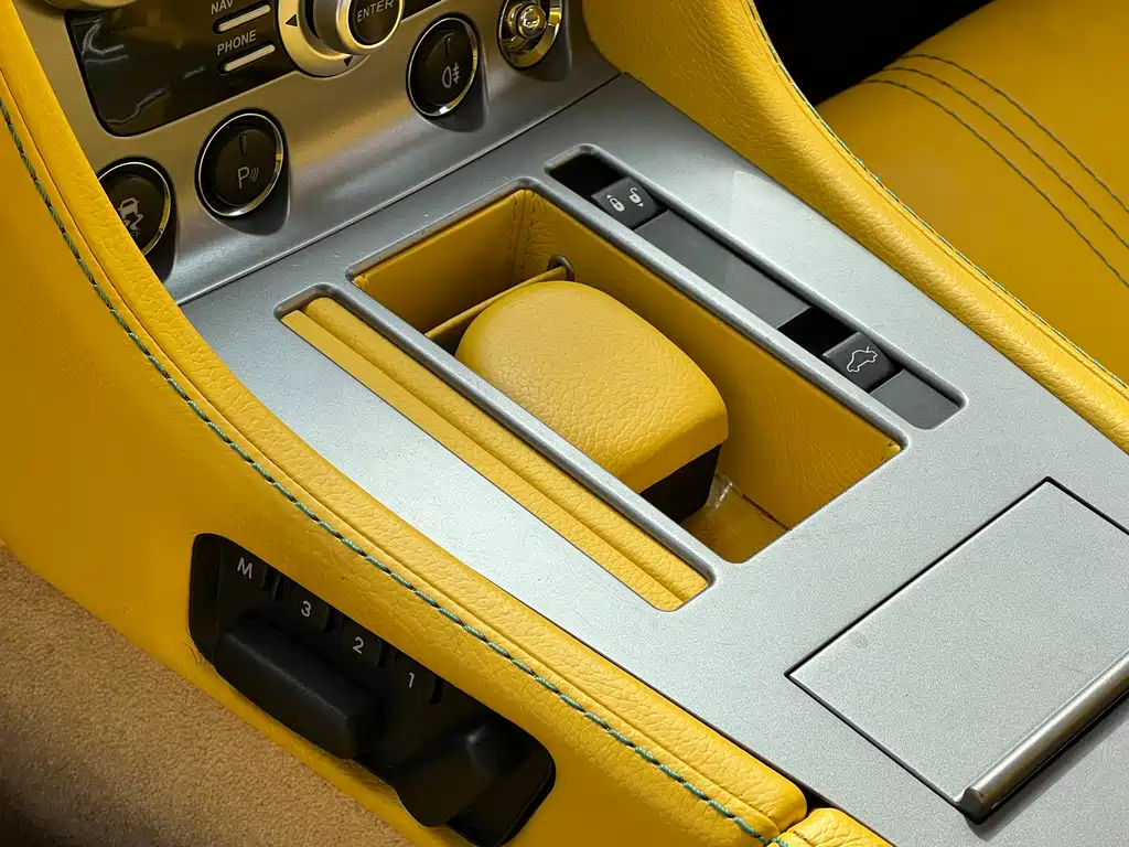 ASTON MARTIN V8 VANTAGE