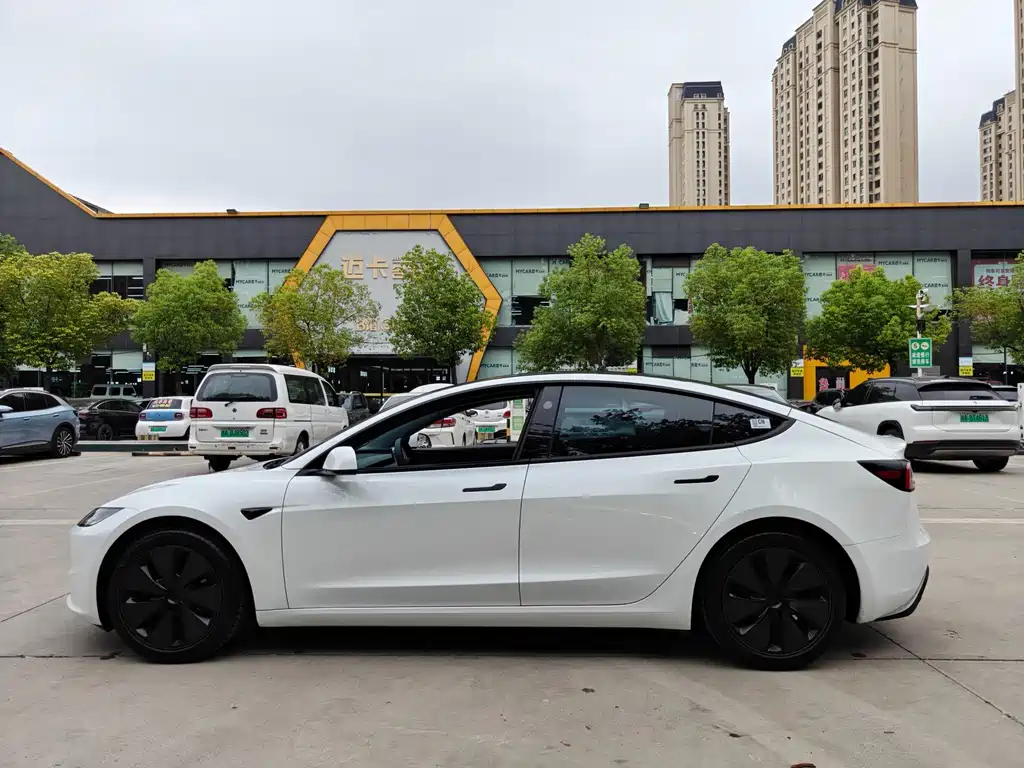 Tesla Model 3 — миниатюра 10