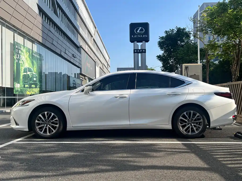Lexus ES — миниатюра 10