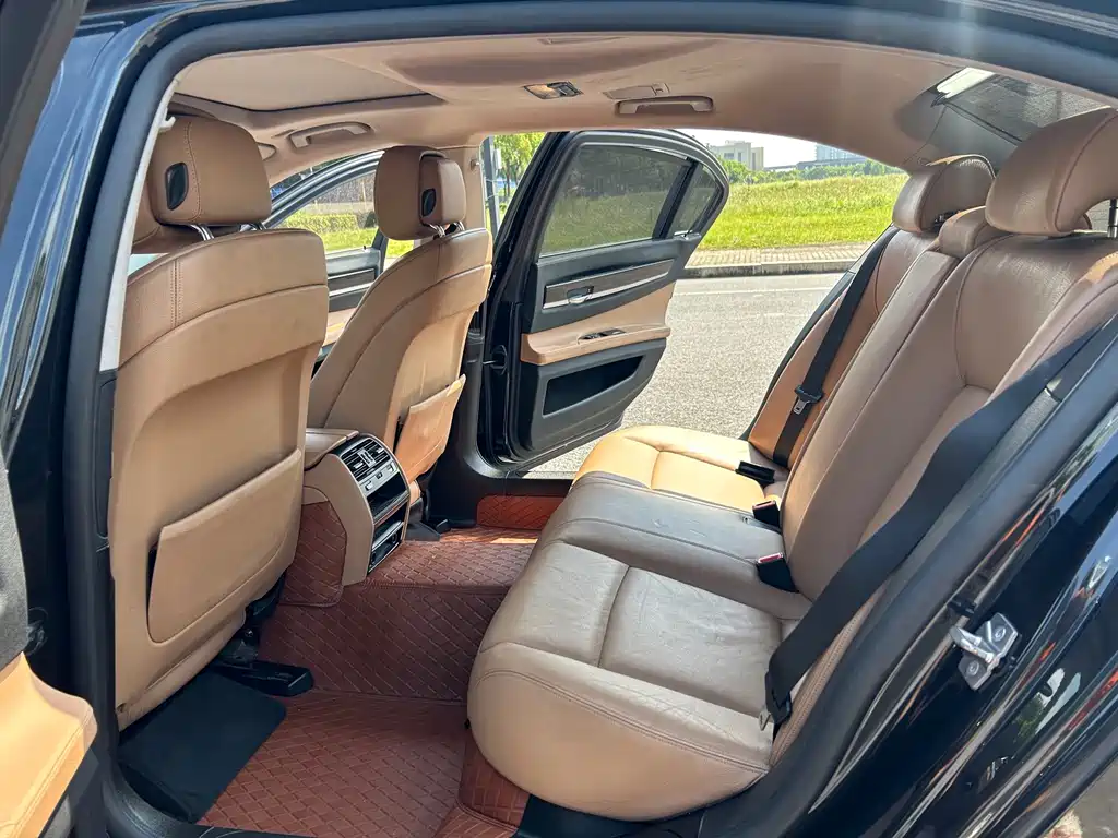 BMW 7 Series — миниатюра 10