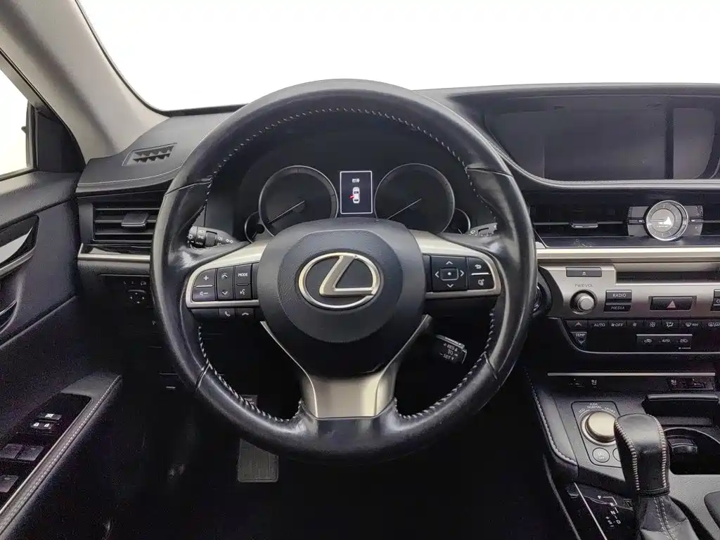 Lexus ES — миниатюра 11
