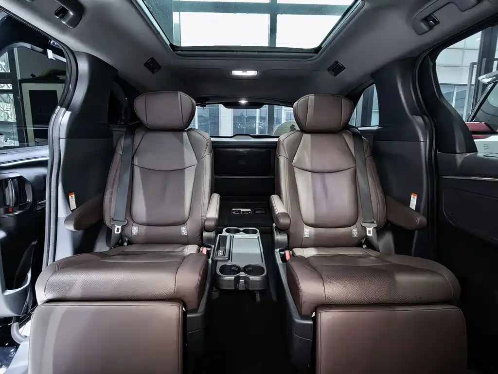 Toyota Granvia 2.5L Hybrid Flagship VIP Edition, фото 4