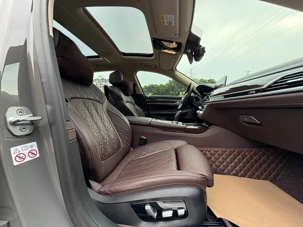 BMW 7 Series — миниатюра 17