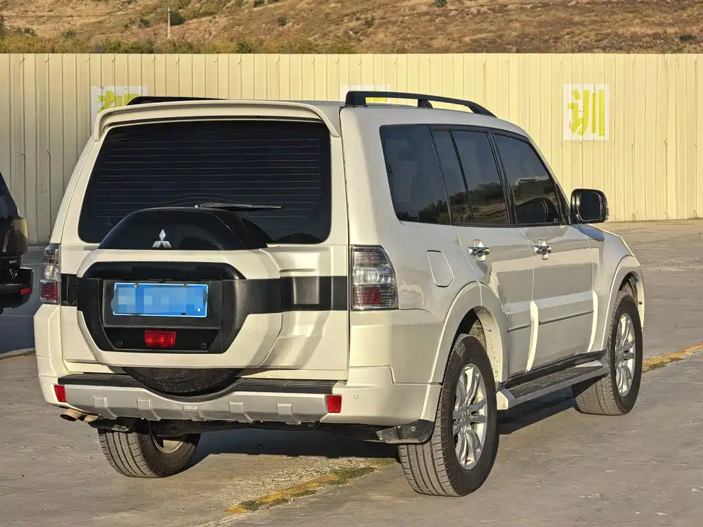 Mitsubishi Pajero (Import) — миниатюра 7
