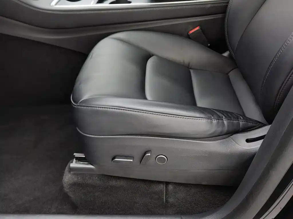 Tesla Model Y — миниатюра 20