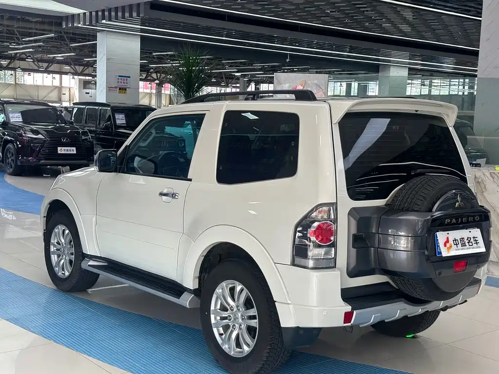 Mitsubishi Pajero (Import) — миниатюра 7