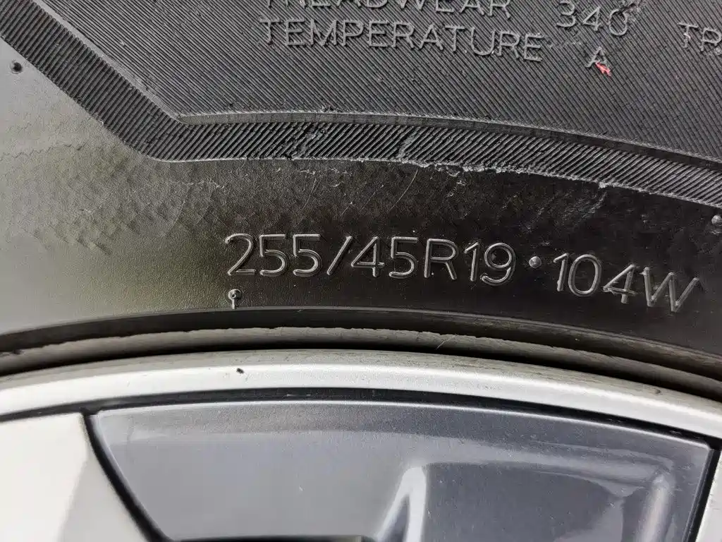 Tesla Model Y — миниатюра 24