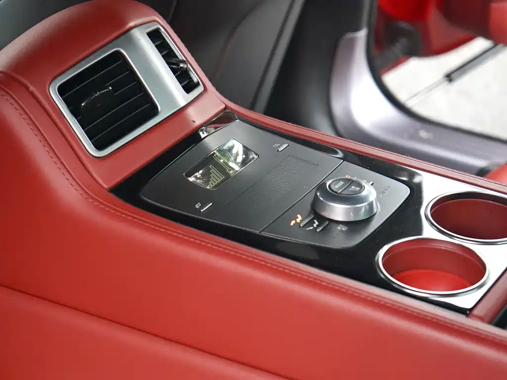 Aston Martin Rapide — миниатюра 17