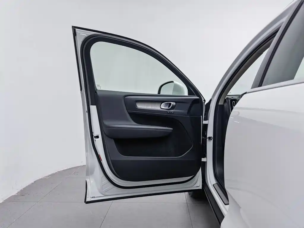 Volvo XC40 — миниатюра 8
