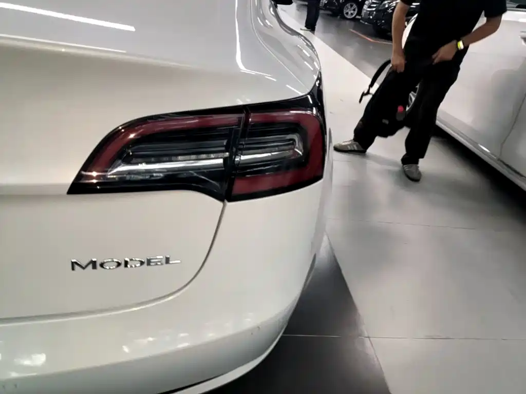 Tesla Model 3 — миниатюра 8