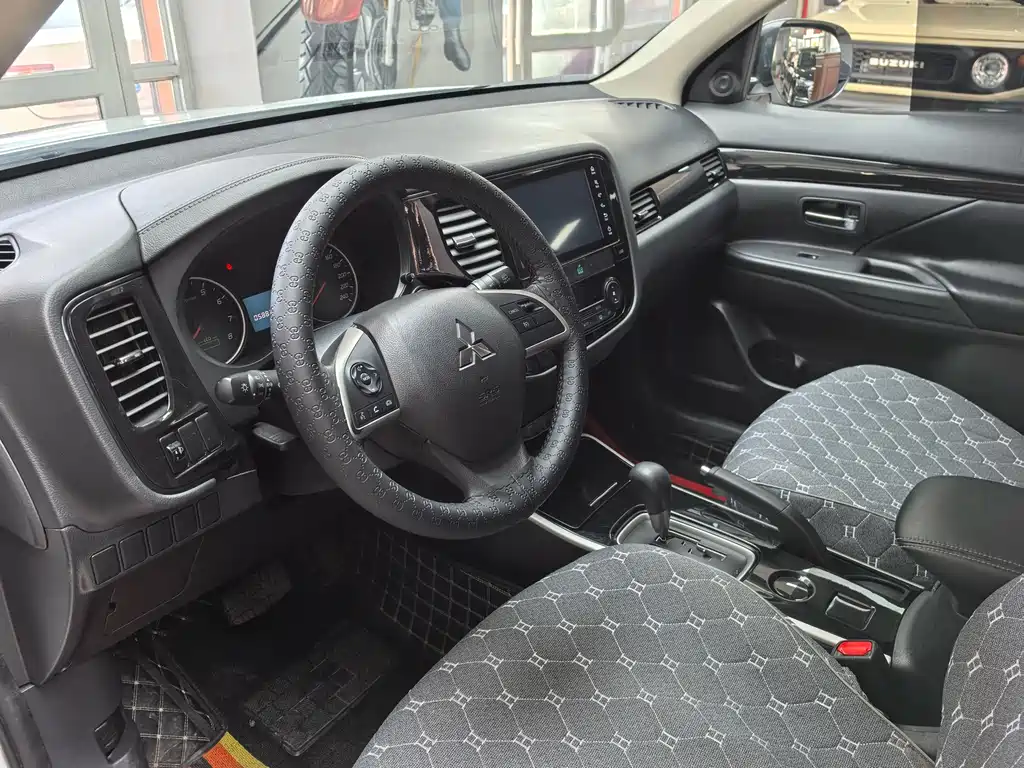 MITSUBISHI OUTLANDER