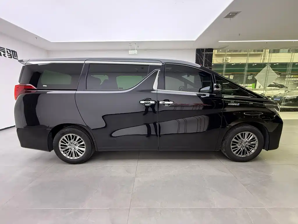 Toyota Alphard — миниатюра 11